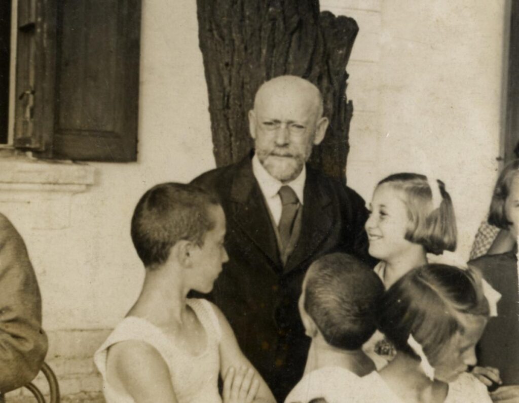 An image of Janus Korczak and some of the children from his orphanage.